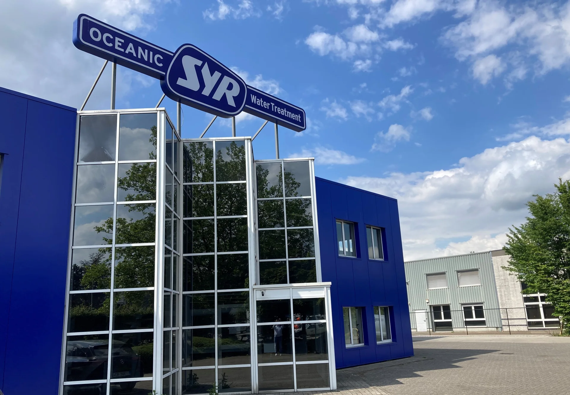 Het gebouw van SYR Oceanic in Holsbeek